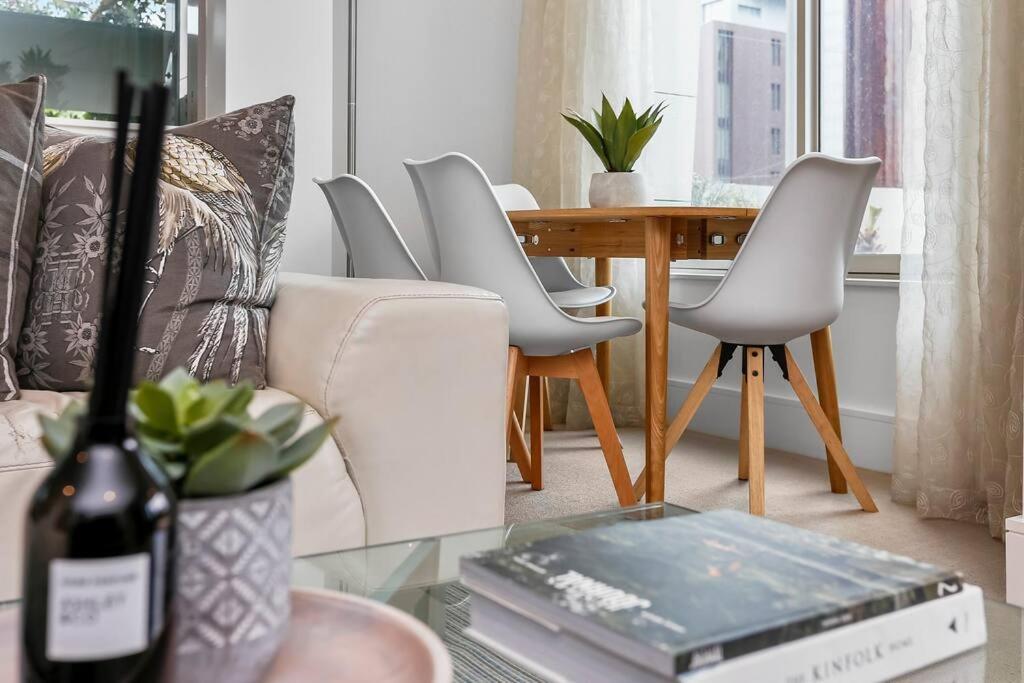 Elegant & Sunny Living With Stunning Marina Views Apartment Auckland Exterior photo